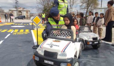 Jandarma ekiplerinden öğrencilere trafik güvenliği eğitimi