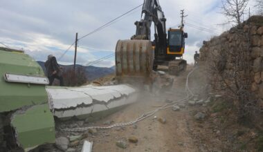Kahramanmaraş depreminde Giresun’da hasar gören tarihi caminin minaresi iş makinesi ile yıkıldı