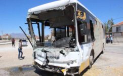 Karaman’da halk otobüsü ile kamyon çarpıştı: 7 yaralı