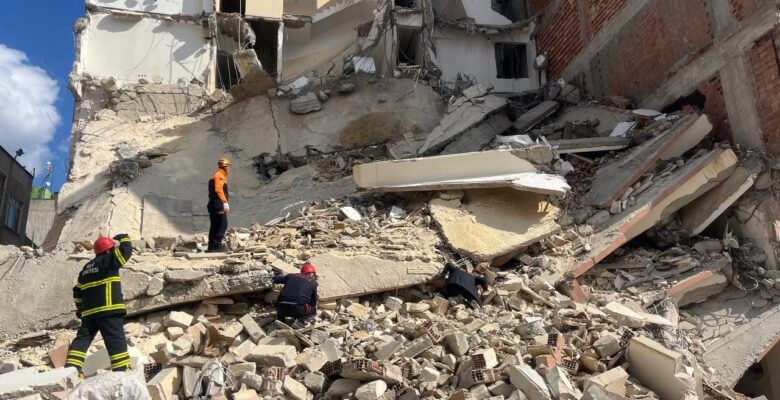 Kilis’te ağır hasarlı bir bina çöktü