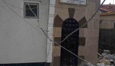Kırşehir’de cami minaresi şiddetli rüzgarda yıkıldı