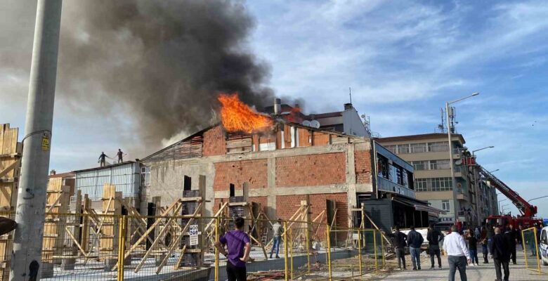 Konya’da mağazanın çatısı alev alev yandı