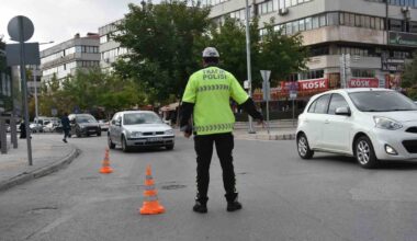 Konya’da trafik polisleri yaya geçidi kullanımına dikkat çekti