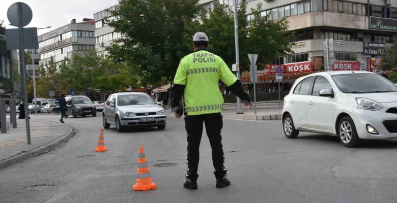Konya’da trafik polisleri yaya geçidi kullanımına dikkat çekti