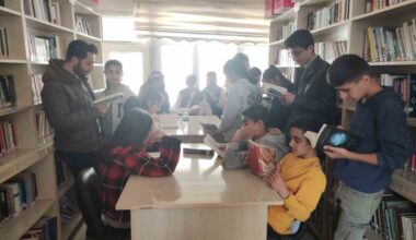 Köy okulundaki öğrenciler halk kütüphanelerini geziyor