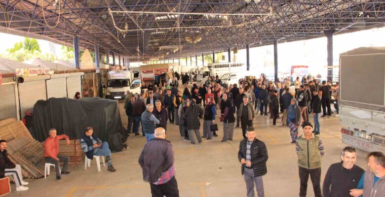 Kumluca Belediyesinin 190 bin lirayı bulan pazar yeri tahsis ücreti esnafı ayaklandırdı