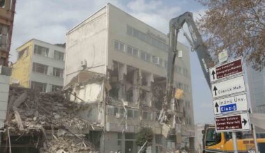 Malatya’da ağır hasarlı binaların yıkımı ve enkaz kaldırma çalışmaları sürüyor