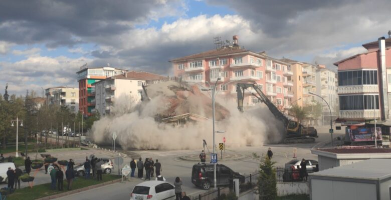 Malatya’da hasarlı binaların yıkımı sürüyor
