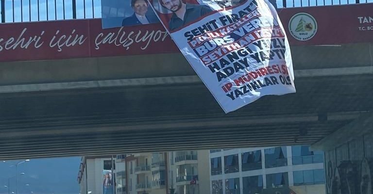 Meral Akşener’e pankartlı protesto: “Sana yazıklar olsun”