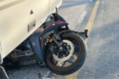 Motosiklet midibüsün altına girdi: 2 yaralı