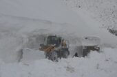 Muş’ta 6 metre karda zorlu yol açma çalışması