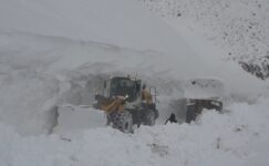 Muş’ta 6 metre karda zorlu yol açma çalışması