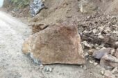 Osmaniye’de heyelanda düşen kaya parçaları yolu kapattı