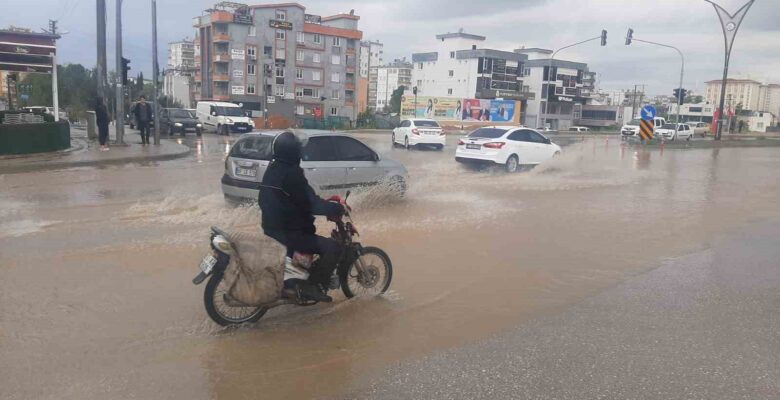 Osmaniye’de şiddetli yağmur ve dolu etkili oldu