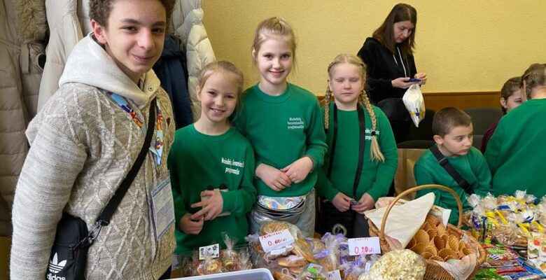 Rizeli öğrenciler Litvanya’daki öğrencilerle birlikte Türkiye’deki depremzedeler için yardım kampanyası düzenledi