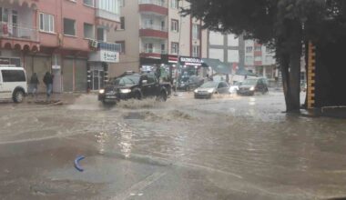 Sağanak yağış Malatya’da sokakları göle çevirdi