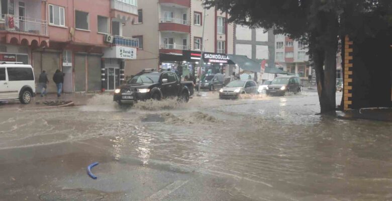 Sağanak yağış Malatya’da sokakları göle çevirdi