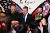 Sanatçı Sinan Akçıl, Osmaniye’de depremzede çocuklara moral verdi