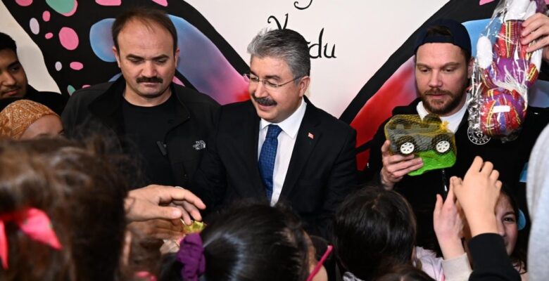 Sanatçı Sinan Akçıl, Osmaniye’de depremzede çocuklara moral verdi