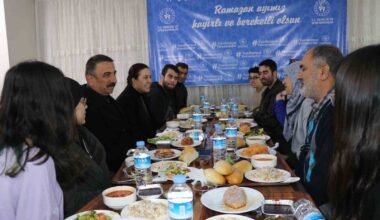 Siirt Valisi Hacıbektaşoğlu, KYK yurtlarına yerleştirilen afetzede ailelerle iftar yaptı