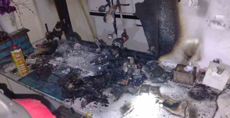 Siirt’te bir iş yerinde çıkan yangında elektronik eşya ve cep telefonları kül oldu