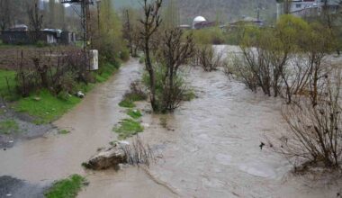 Şırnak’ta sağanak yağış köprüleri yıktı, yolları kapattı