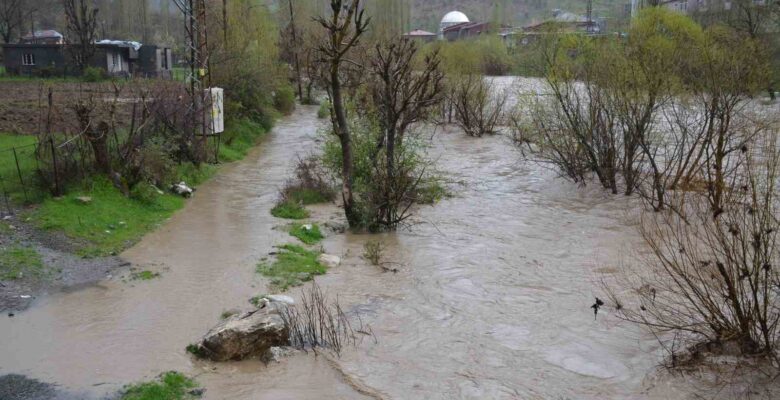Şırnak’ta sağanak yağış köprüleri yıktı, yolları kapattı