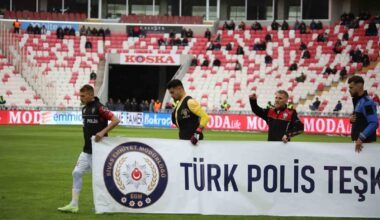Sivassporlu futbolcular maça polis kıyafetiyle çıktı