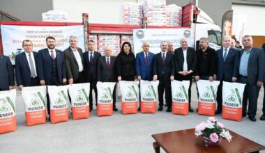 Tarım ve Orman Bakanı Kirişci, üreticilere tohum dağıttı