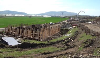 Temeller atıldı, köy evleri inşa ediliyor: Depremzedeler heyecanla yeni evlerinin tamamlanmasını bekliyor