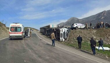Tır ve hafif ticari araç çarpıştı: 3 kişi hayatını kaybetti