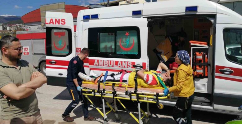 Tokat’ta motosiklet otomobile çarptı: 2 yaralı