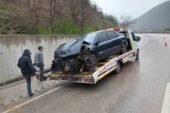 Tokat’ta otomobil istinat duvarına çarptı: 3 yaralı