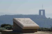 ‘Türk dostu’ İngiliz subay mezarı Şehitler Abidesi’ni selamlıyor