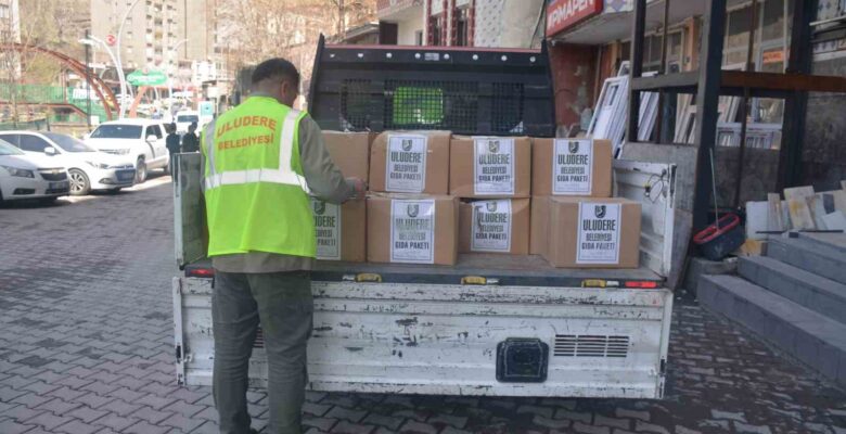 Uludere’de yardıma muhtaç ailelere 4 bin yardım kolisi dağıtıldı