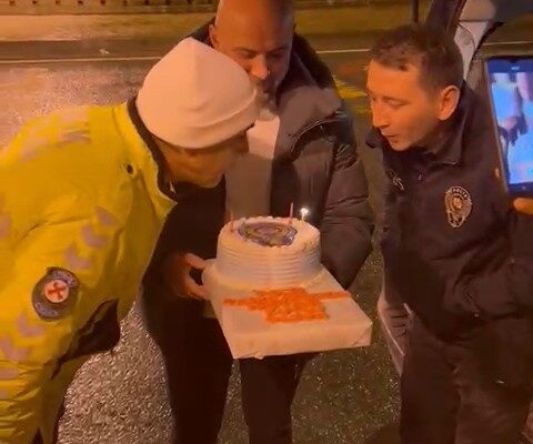 Uygulama yapan polis ekiplerine pastalı sürpriz