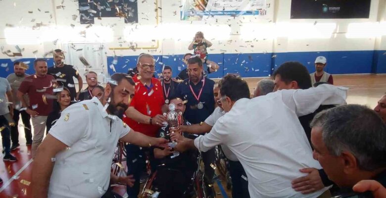 Amedspor Tekerlekli Sandalye Basketbol Takımı şampiyonluk kupasını aldı