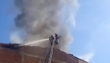 Malatya’daki çatı yangınında alevler göğe yükseldi