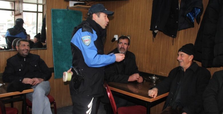 Polisler dolandırıcılık olaylarına karşı kahvehaneleri gezerek vatandaşları uyardı