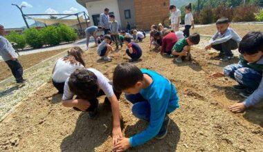Selçuklu’da çocuklar fideleri toprakla buluşturuyor