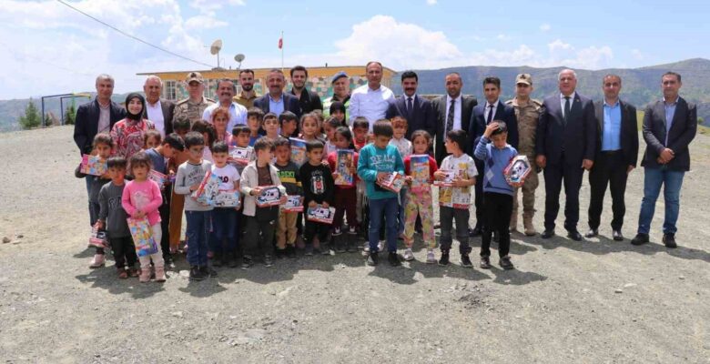 Siirt Valisi Hacıbektaşoğlu, Baykan’da köy okulunda öğrencilerle bir araya geldi