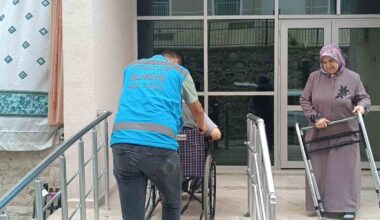 Sındırgı’da engelli vatandaşlar ekiplerin yardımıyla oylarını kullandılar