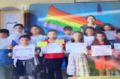 Öğrencilerle LGBT bayrağı önünde hatıra fotoğrafı çektiren öğretmen hakkında yasal işlem başlatıldı