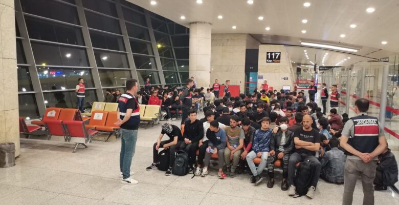 Ankara’dan 136 düzensiz Afgan göçmen ülkelerine yollandı
