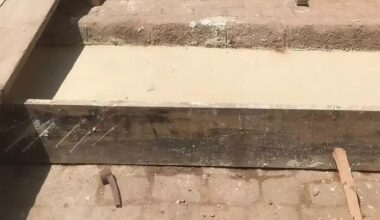 Büyükada’da restore edilen Taş Mektep’in yanındaki Arnavut kaldırımları beton dökülerek kapatıldı