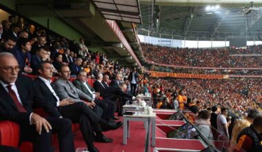 Gençlik ve Spor Bakanı Osman Aşkın Bak, derbiyi takip etti