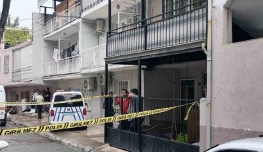 İzmir Bayraklı’daki bir evde 3 şahsın cansız bedeni bulundu. Şahısların cesetlerinin parçalara ayrılmış vaziyette derin dondurucuda bulunduğu öğrenildi.