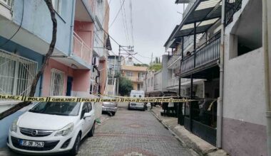 İzmir Bayraklı’daki bir evde yabancı uyruklu 3 şahsın cansız bedeni bulundu. Polis, olayla ilgili soruşturmasını sürdürüyor.
