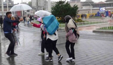 Taksim’de aniden bastıran yağış vatandaşlara zor anlar yaşattı