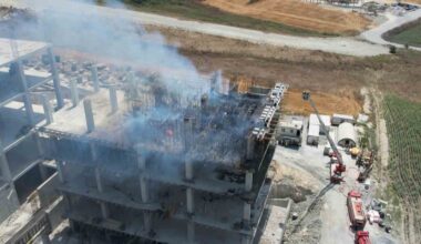 Arnavutköy’de fabrika inşaatında yangın çıktı: Yükselen dumanlar bir çok ilçeden görüldü